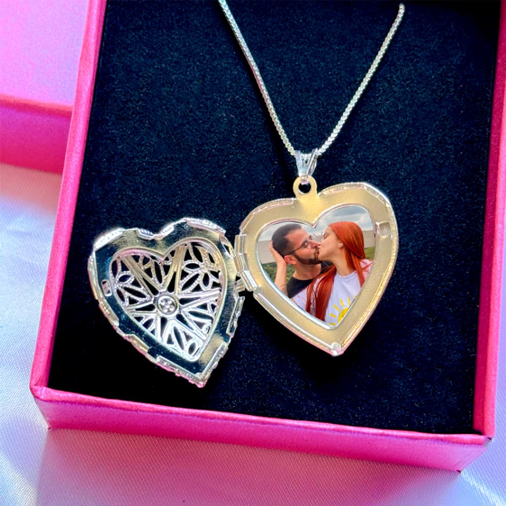 Colar com Foto Relicário Coração Banhado a Prata com Caixinha Presente Romântico Lembrança Dia da Mulher Dia das Mães