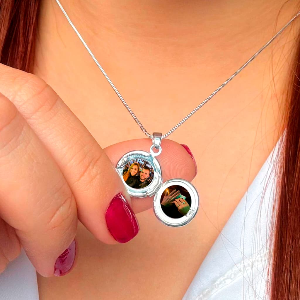 Relicário Colar com Foto Mini + 2 Fotos com Caixinha de Presente Lembrança Minimalista Mini Dia da Mulher Dia das Mães